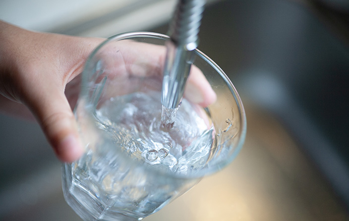 地下から湧き出る天然水で水道水が安心して飲める